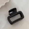 Vue en detail d'une pince a cheveux rectangulaire noire elegante avec des pois rouges. - Grande Pince Carrée / Noir