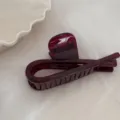 Pince à cheveux bordeaux à pois en détail, accessoire élégant en résine pour coiffure épaisse. - Grande pince croisée / Rouge Foncé