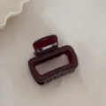 Vue détaillée d'une jolie pince à cheveux rectangulaire rouge foncé avec des pois pour femmes. - Pince Petit Carré / Rouge Foncé
