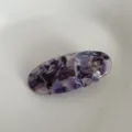 Elegante fermaglio per capelli ovale in acetato viola con dettagli dorati artigianali. - Marmo Viola