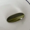 Vista dettagliata dell'elegante fermaglio per capelli ovale in acetato verde scuro. - Verde