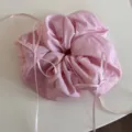 Détail de gros-plan d'un chouchou en tissu rose avec long ruban nœud, style ballet. - Chouchou Ballet Unisexe-Rose