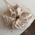 Grand chouchou en satin beige avec nœud ruban, détail accessoire cheveux style ballet mignon. - Chouchou Ballet Unisexe-Abricot
