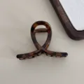 Vue détaillée de la pince à cheveux écaille, design géométrique unique pour coiffure élégante. - Pince Croisée / 8cm / Léopard Café