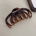 Gros plan détaillé de la pince à cheveux élégante en écaille avec un design multi-griffes. - Pince à Cheveux Citrouille / 10.5cm / Léopard Café