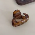 Vue détaillée de l'élégante pince à cheveux marron écaille, parfaite pour le coiffage. - Petite Pince Creuse / 5.50 cm / Léopard Café
