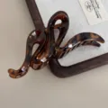 Élégante pince à cheveux vague écaille de tortue marron pour femmes, accessoire de coiffure minimaliste. - Pince à Cheveux Ondulée / 13cm / Léopard Café