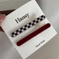 Gedetailleerd overzicht van de Koreaanse vintage haarspeldset met ruitpatroon en rode speld. - Bruinrood Gingham Enkelvoudig