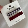 Mooi detail van geruite en rode haarspelden op kaart, stijlvolle haaraccessoire voor dames. - Bruinrood Gingham Rechthoekig