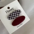 Gedetailleerd uitzicht van minimalistische ovale haarspelden met retroruit en bordeaux. - Bruinrood Gingham Ovaal