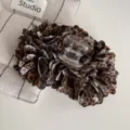Leopardenmuster Stoff Haarklammer große Blumenform stilvolles Haaraccessoire Detailansicht - Haarklammer / Dunkles Leopardenmuster