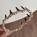 Detailansicht des Leopardenmuster-Haarreifs mit schwarzem Zahnkamm und weichem Stoffmaterial. - Stirnband / Helles Leopardenmuster
