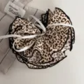 Detaillierte Ansicht des modischen Leopardenmuster Stoff-Haaraccessoires mit elegantem Wellendesign. - Saum-Haarkralle / Helles Leopardenmuster