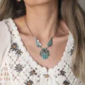Boheemse vintage zilveren turkoois vleugel hanger ketting detail met etnische charme. - Opengewerkte Vleugel Turkoois Ketting Stijl (C23-446 D2-F3)