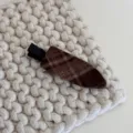 Detail de pince a cheveux en tissu carre marron, gros plan accessoire epingle cote. - Pinces à cheveux bec de canard / Pince Bec de Canard Plaid Café