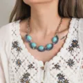 Gedetailleerd overzicht van vintage etnische turquoise strass halsketting statement sieraad. - Grote Turkoois Dikke Ketting Strass Stijl (C23-568 D3-F1)