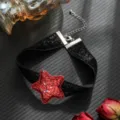 Schwarze Glitzer Stern Choker Halskette Detailansicht, süßer cooler Stil roter Anhänger. - Rot Stil (C23-517)