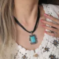 Boheemse turkoois hanger ketting voor vrouwen, vintage zilveren vierkante sleutelbeenketting. - Vierkante Turkoois Zwart Koord Stijl (C23-450 B4-F2)