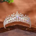 Splendido dettaglio tiara da sposa in strass con pietre iridescenti e metallo argentato. - Argento Diamante Arcobaleno
