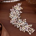 Detailaufnahme eines handgefertigten Braut Haarschmucks mit funkelnden bunten Strasssteinen. - Gold Regenbogen Diamant