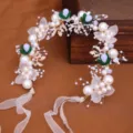 Serre-tête de mariage floral avec perles et fleurs blanches pour fête et séance photo de mariée. - Vigne de Cheveux Verte