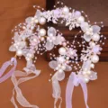 Liane de cheveux de mariée faite main avec perles, fleurs translucides et rubans élégants. - Ensemble de Bijoux Rose