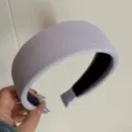Gros plan detaille du serre-tete en tricot gris avec texture nervuree et douce. - Gris