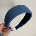 Vue détaillée du serre-tête côtelé bleu avec texture douce et design large pour un style élégant. - Bleu foncé