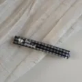 Chic pince à cheveux à carreaux noirs et blancs avec strass scintillants, accessoire tendance. - Barrette Strass Cœur / Carreaux Noirs