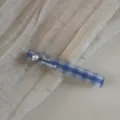 Vue détail d'épingle à cheveux à carreaux bleus avec cœur en cristal pour un style charmant. - Barrette Strass Cœur / Carreaux Bleus