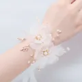 Witte bloem perle polscorsage huwelijk bruidsmeisje armband stoffen bloem accessoire. - Witte Chiffon (011)