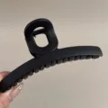 Gros plan détaillé d'une pince à cheveux noire mate élégante et tendance pour coiffure. - Barrette à Barre Épaisse / Série Noir Mat
