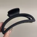Gros plan pince a cheveux noire mate, pince crabe demi-cercle elegante pour coiffure quotidienne. - Croissant de lune / Série Noir Mat
