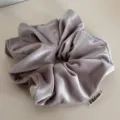 Λεπτομέρεια scrunchie μαλλιών από απαλό βελούδο, κομψό μονόχρωμο vintage αξεσουάρ. - Khaki