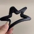 Détail de la pince à cheveux étoile noire mate, accessoire élégant et tendance au quotidien. - Pentagramme / Série Noir Mat