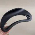 Pince à cheveux noire mate au design incurvé unique, accessoire de coiffure élégant pour femmes. - Éventail / Série Noir Mat
