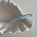 Gros plan détail d'une barrette à cheveux acétate marbrée bleue blanche sur coquillage. - Bleu et Blanc
