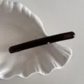 Vue détaillée de la barrette fine en acétate, pince à cheveux élégante et tendance. - Café Foncé