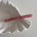 Fine barrette à cheveux en acétate rose avec motif marbré élégant et fermeture à ressort. - Rose