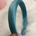 Dettaglio della fascia per capelli in raso verde petrolio con tessuto liscio e design semplice. - blu-verde