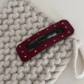 Detailopname van bordeauxlederen haarklem met polkadots, elegante pony haarspeld voor damesstijl. - Rechthoek / Rood Met Witte Polkadots