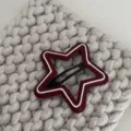 ster leren haarspeld detailopname close up van schattig haaraccessoire ontwerp - Ster / Rood met wit web