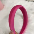 Cerchietto imbottito in raso rosa minimalista da donna, accessorio capelli chic. - Rosa Rosa