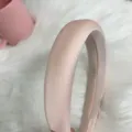 Cerchietto imbottito in raso tinta unita rosa nudo, fascia per capelli larga e liscia donna. - rosa carne