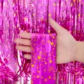 Détail de rideau à franges rose métallique avec étoiles dorées brillantes pour la fête. - Rose Rouge Mat Étoile Dorée / 1m*2m