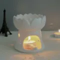 Vue détaillée du diffuseur d'huile de bougie lotus en céramique blanche, brûleur d'aromathérapie. - Blanc