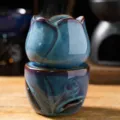 Primer plano detallado del quemador de aceite de tulipán de cerámica, lámpara aromática azul. - Quemador de Incienso Separado / Azul Zafiro