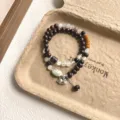 Bracelet double en bois de santal et cristal minimaliste, detail de style chinois retro chic. - Style Chat de la Chance