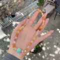 Detailaufnahme des ethnischen Perlenarmbands mit weißem Kristall, Jade und Türkissteinen. - Jinsi-Jadestein + Weißer Kristall + Amazonit