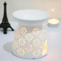 Quemador de aceites esenciales de cerámica blanca con patrón floral hueco para decoración. - Predeterminado